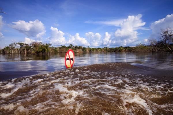 Panneau de signalisation englouti sous les eaux | © Cédric Aubert