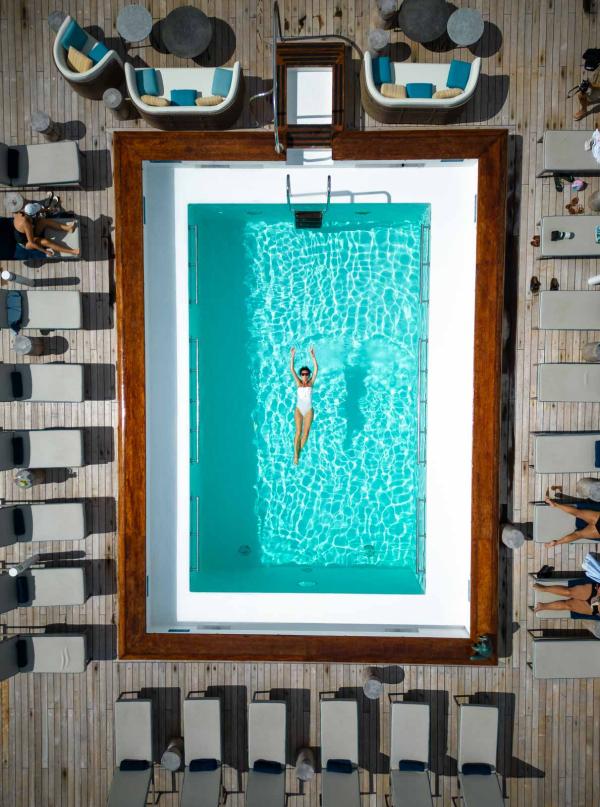 Petite piscine sur le pont supérieur du Gauguin © PONANT - Julien Fabro