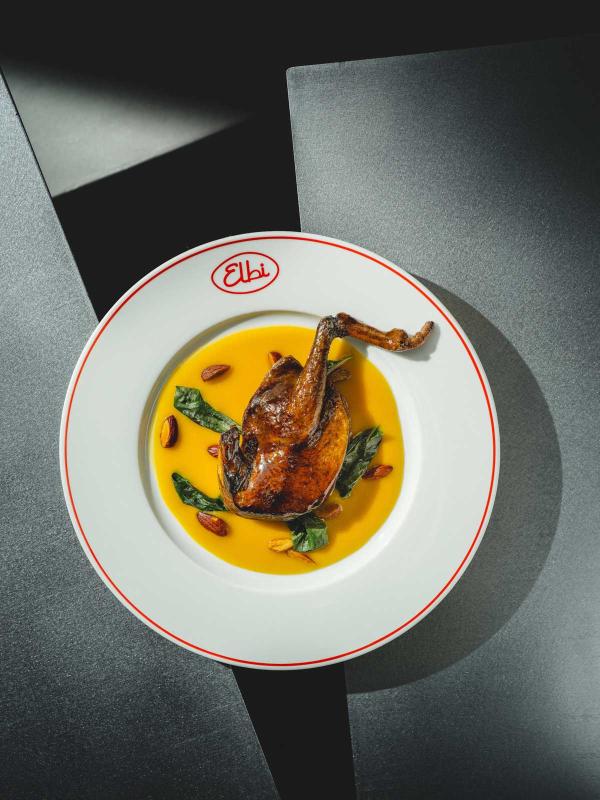Demi-pigeon grillé et laqué, condiment abricot et piment, basilic et amandes frites