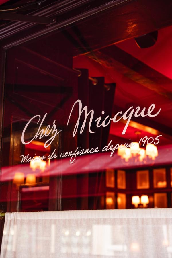 Le restaurant Chez Miocque depuis 1905 à Deauville © TheTravelBuds x Chez Miocque Le restaurant Chez Miocque depuis 1905 à Deauville © TheTravelBuds x Chez Miocque