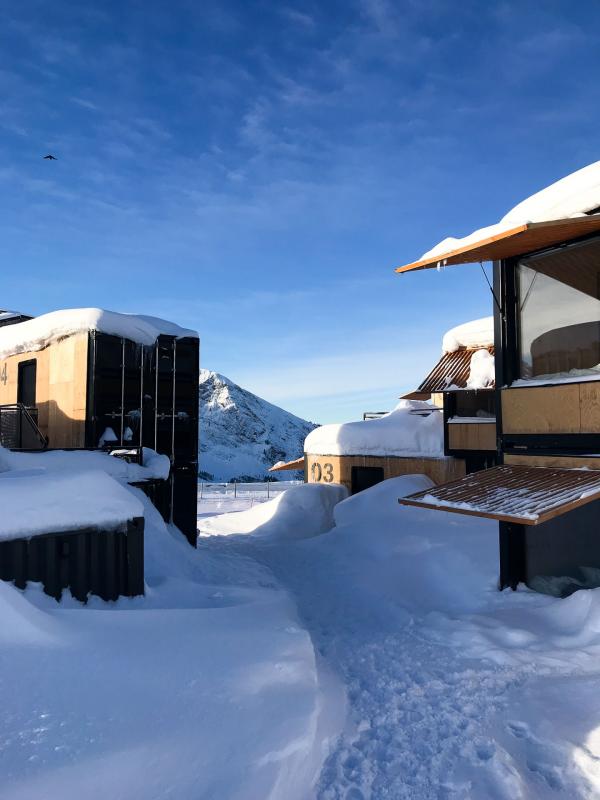 La neige est tombée en abondance cet hiver, recouvrant les caissons d'un épais manteau. La station d'altitude offre des panoramas à couper le souffle. © Pierre Gunther