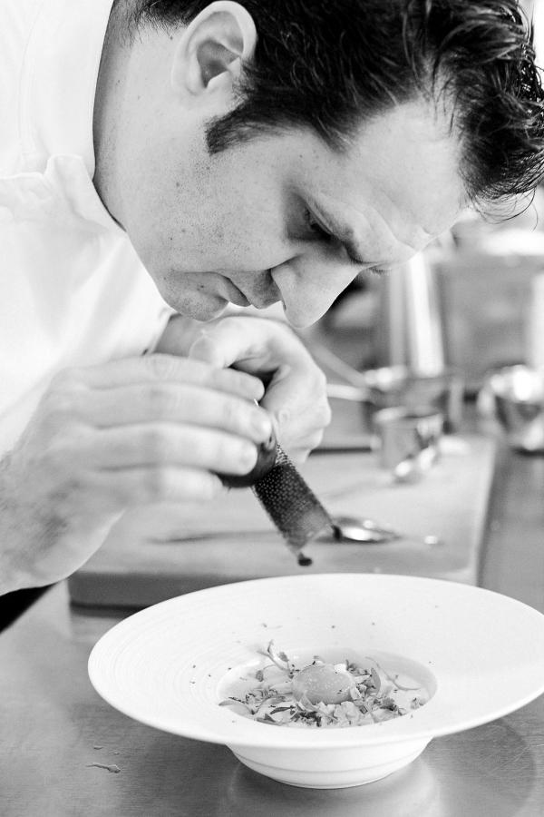 Guillaume Galliot en train d'apporter la touche finale à un plat © Four Seasons