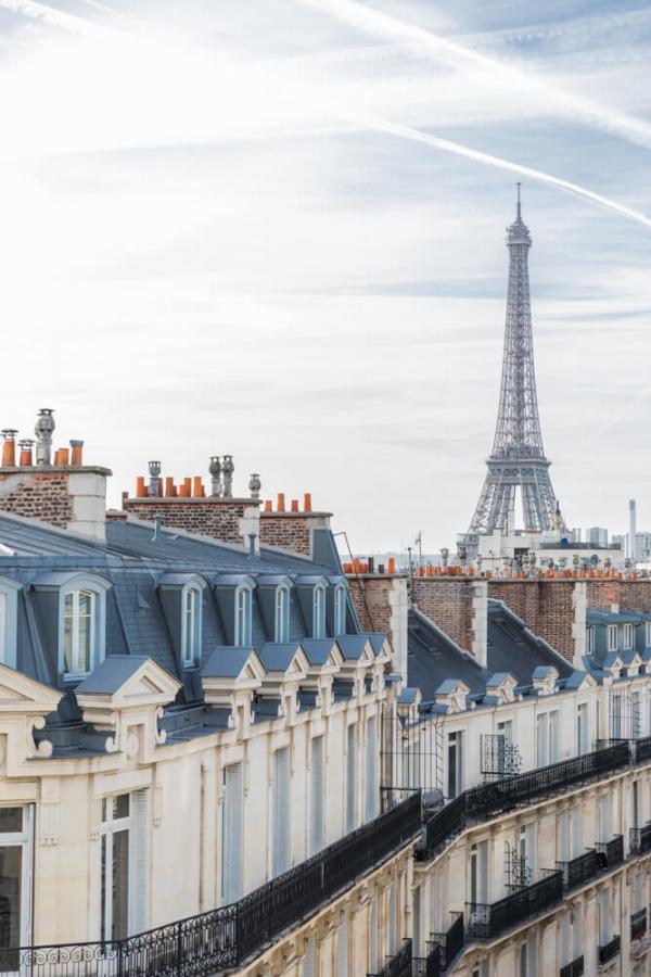 Hôtel Grand Powers – Vue sur la Tour Eiffel et les toits de Paris © DR