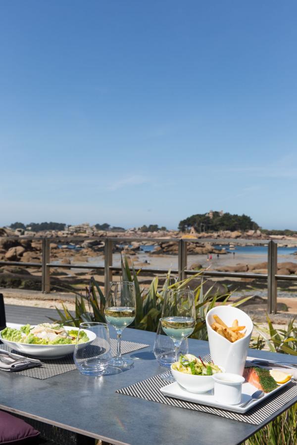 Castel Beau Site — déjeuner en terrasse © Yves Duronsoy