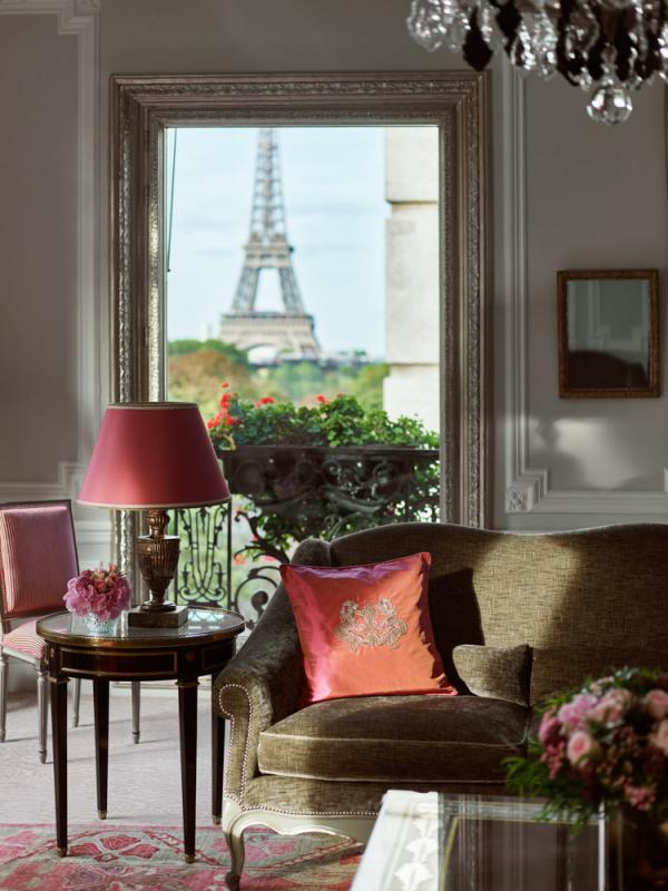 Hôtel Plaza Athénée | Suite Haute Couture et vue sur la Tour Eiffel depuis le salon © Mark Read