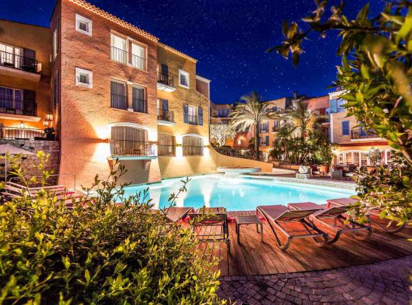 Hôtel Byblos Saint-Tropez – La piscine vue de nuit © DR