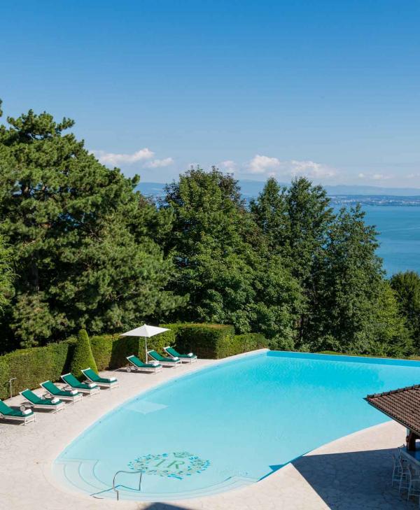 Hôtel Royal Evian - piscine extérieure © DR 