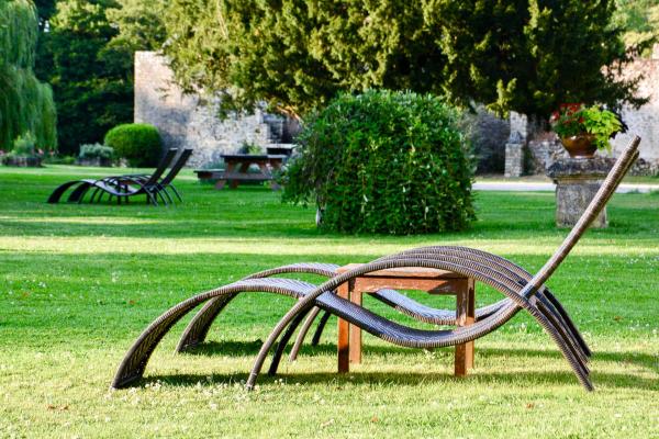 Les transats dans le jardin pour une après-midi ensoleillée.