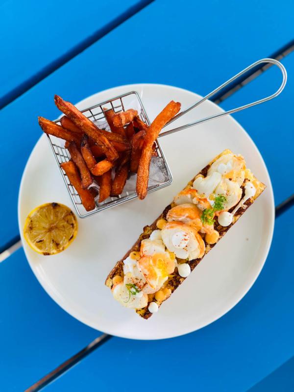 Lobster Roll - Lagoon Bar - LUX* South Ari Atoll © YONDER Pierre Gautrand