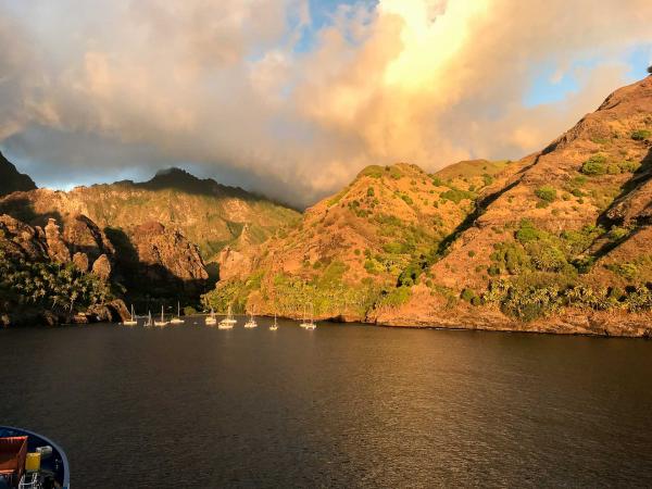 Coucher de soleil sur Hanavave (Îles Marquises) © Mireille Gignoux