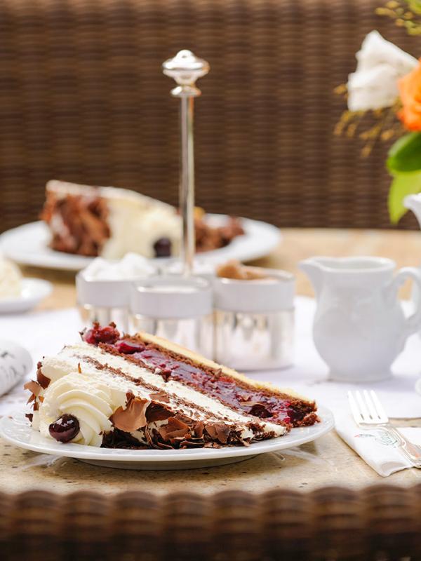 "Kaffee, Kuchen" avec Forêt Noire à l'hôtel Bareiss, le dessert emblématique de cette région allemande © Bareiss