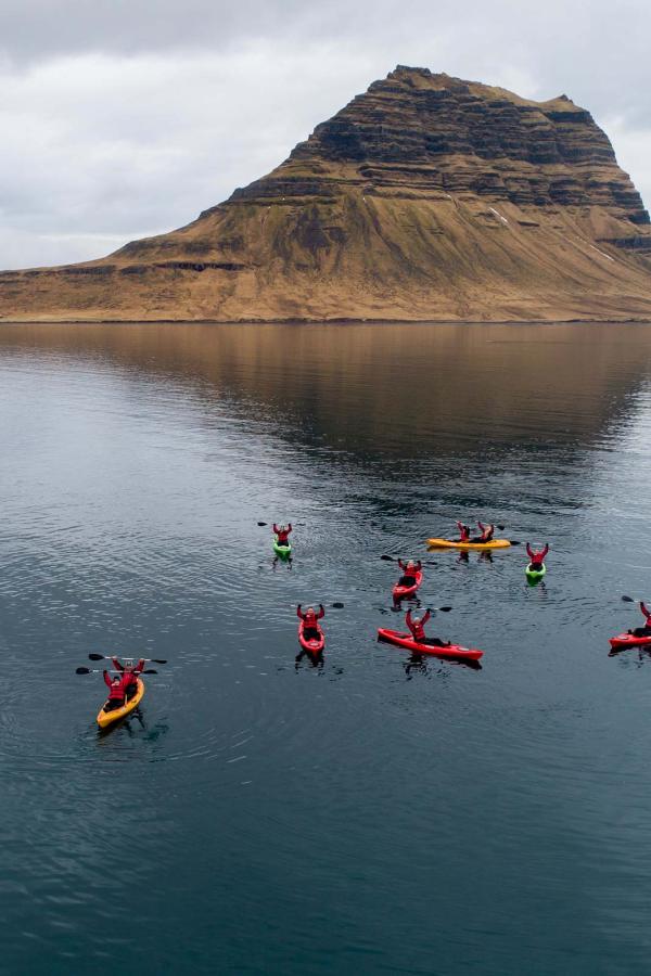 Kayak devant le Kirkjufell © West Iceland