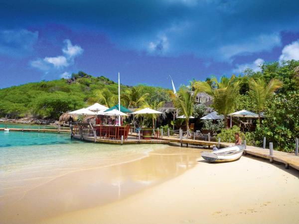 Le restaurant de plage Karibuni sur l'île Pinel © DR