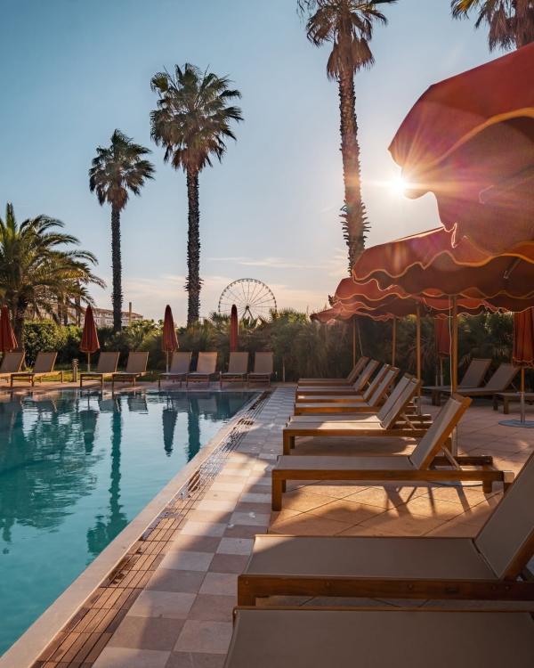 La piscine de l'hôtel avec vue sur la roue du Prado © La Villa M Marseille