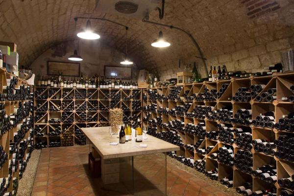 La cave de la Côte Saint-Jacques, riche en vins bio, biodynamiques et natures © Serge Detalle