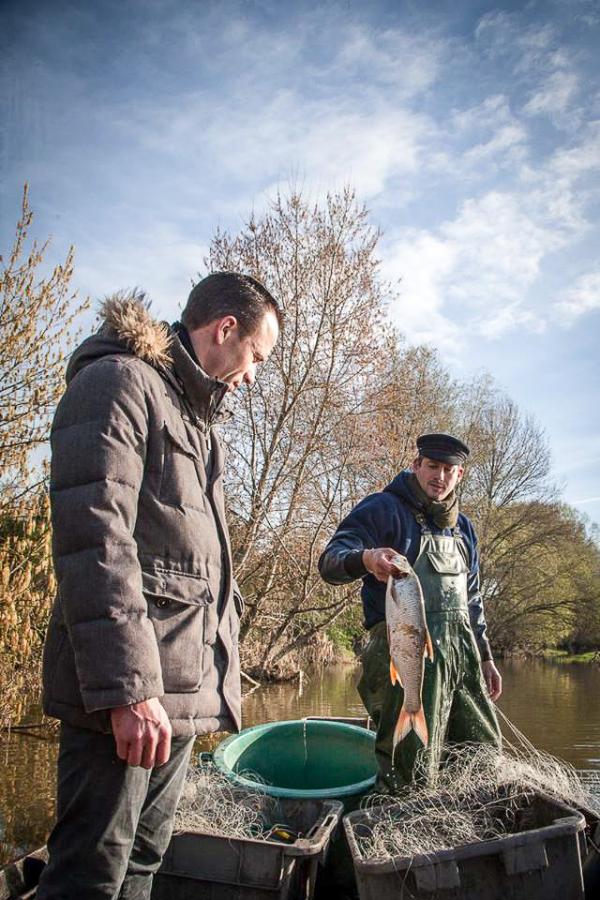 Christophe Hay et le pêcheur ligérien Sylvain Arnoult © Julie Limont