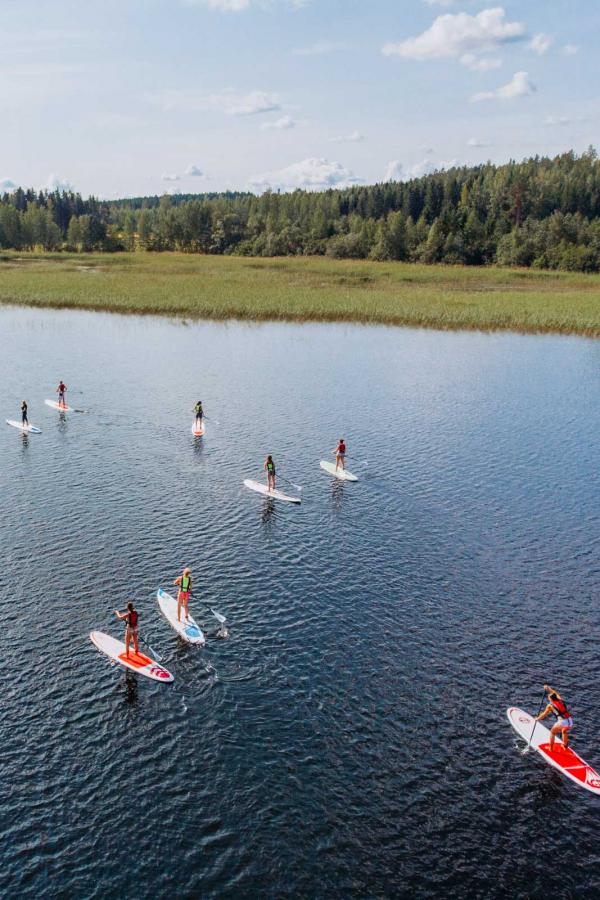 Paddle sur le lac Lehmonkärki © Julia Kivela