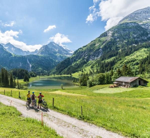 Autour du lac de Lauenen à vélo © Destination Gstaad