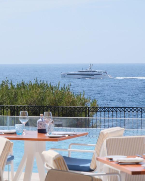 Le Club Dauphin possède son propre restaurant... au bord de la piscine © Four Seasons Grand-Hôtel du Cap-Ferrat