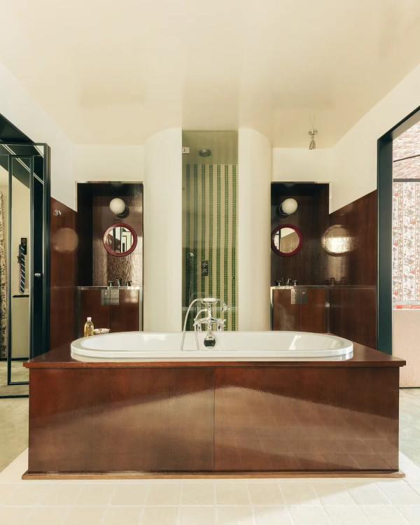 Le salon de bain de la Suite Cinabre n°2 © ludovicbalay