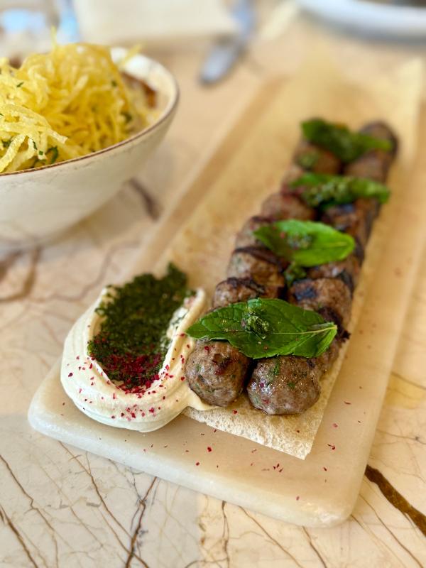 Les petites brochettes traditionnelles de viande au restaurant Somewhere à Alula © EL.