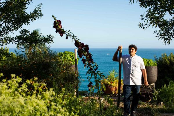 Le chef Mauro Colagreco dans son jardin © Matteo Carassale