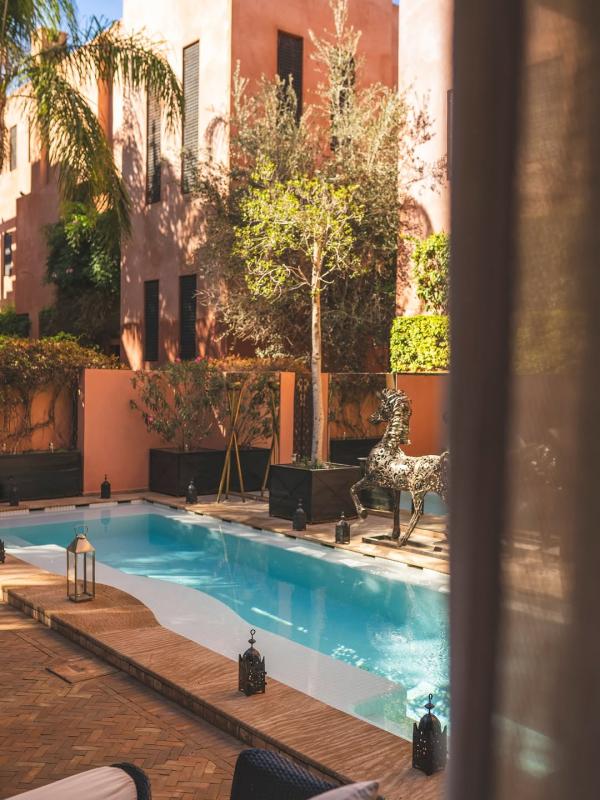 La piscine de l’hôtel 5 étoiles de Marrakech Le Naoura © Barrière