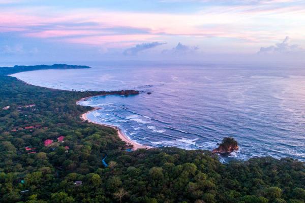 Les magnifiques plages de Nosara au coucher de soleil.