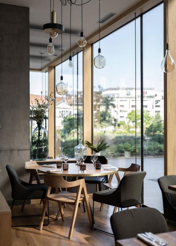 Nosso | La salle à manger lumineuse du restaurant © Anne-Claire Héraud