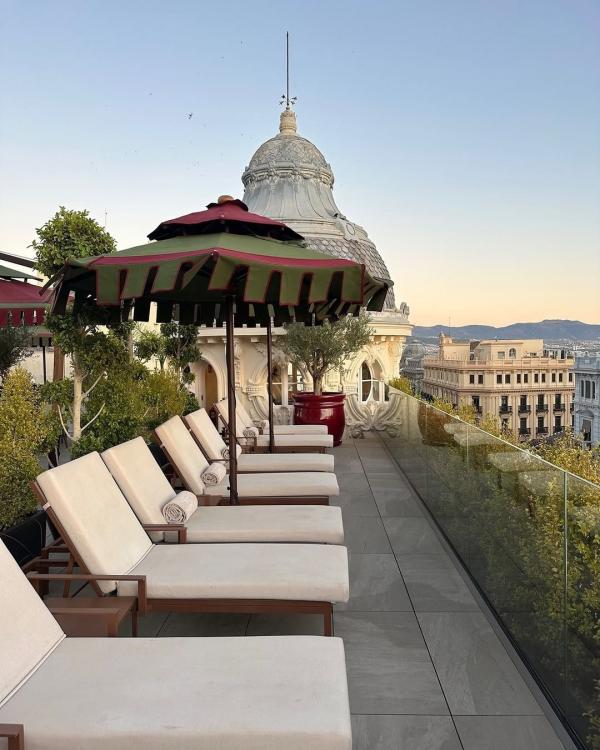 Chercher le soleil d'octobre en Espagne au © Palacio Gran Vía, a Royal Hideaway Hotel