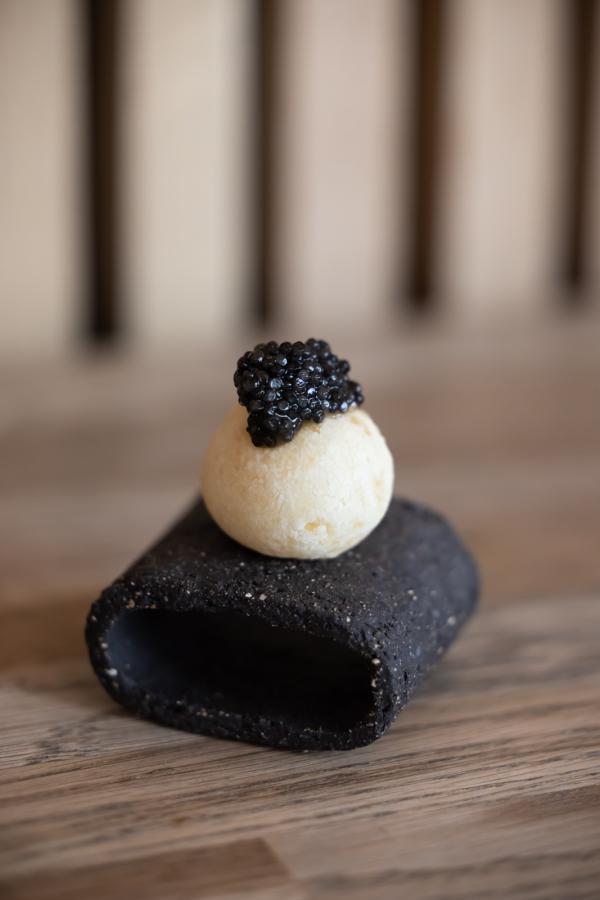 Pao de Queijo et caviar de Madagascar ©  Maki Manoukian