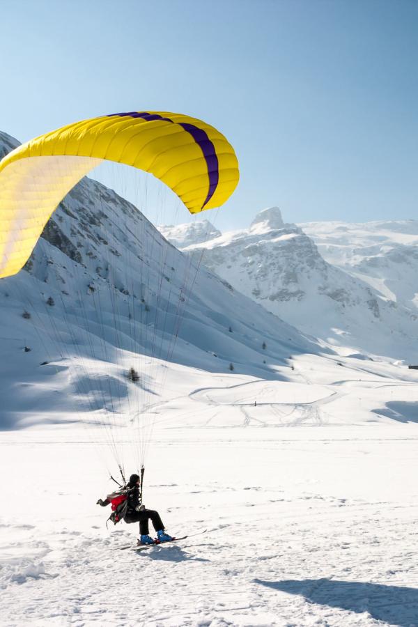 Parachutiste à Tignes © AdobeStock