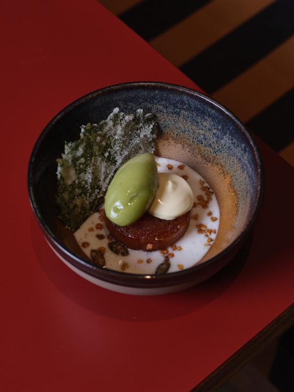 Pomme caramélisée soupe coco crème crue, feuille de shizo cristallisée © Pierre Lucet-Penato