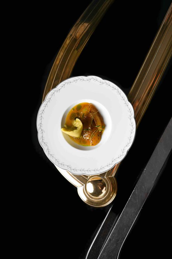 Pommes Chanteclair rôties, jus safrané, cond cynorhodon © Jordan Sapal