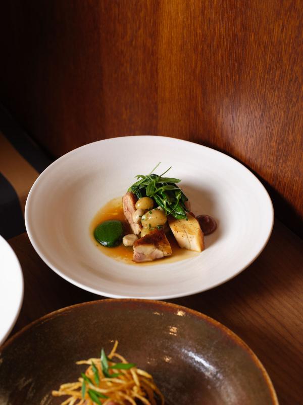 Poulette avec fricassée de pomme de terre, épinards, oseille, condiment tamarin © Pierre Lucet-Penato