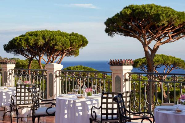 Château de la Messardière – Terrasse du restaurant L'Acacia © David Grimbert