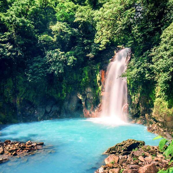 Le Rio Celeste, aux eaux bleues intenses © DR