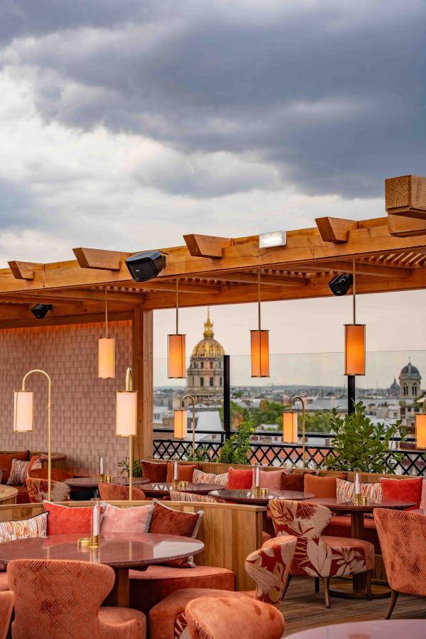 Le rooftop vue sur la Tour Eiffel de l’hôtel © Le SAX Paris Le rooftop vue sur la Tour Eiffel de l’hôtel © Le SAX Paris
