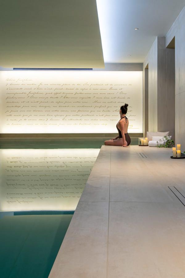 Piscine au spa © Hôtel & Spa Napoléon Fontainebleau 