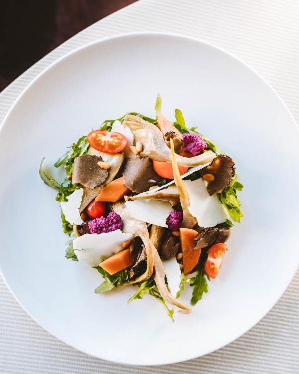  Salade d'artichauts violets, roquette, parmesan reggiano et truffe d'été © Hotel Les Manoirs de Tourgéville