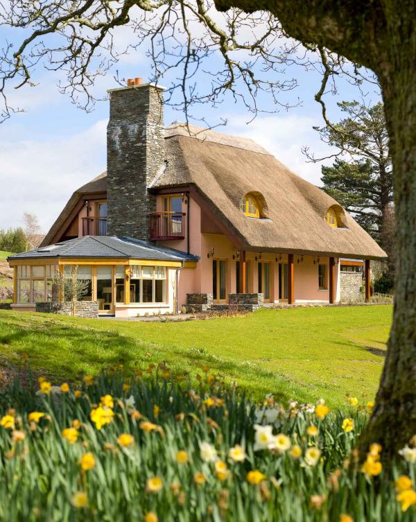 Le Marrianne's Cottage avec son toit de chaume et sa grande cheminée en pierre © DR