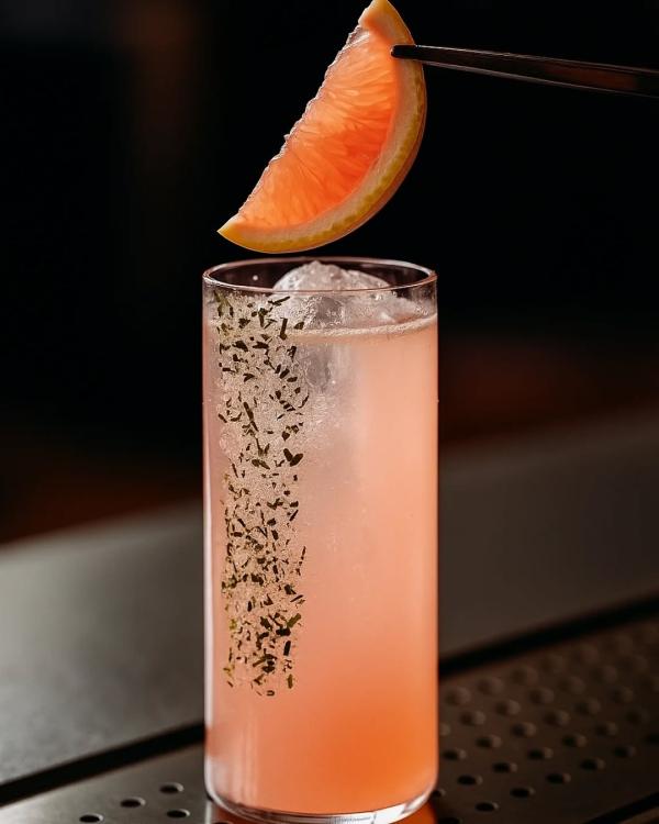 Siroter un cocktail au bar l’Aquiarium de l’hôtel © Le Castelbrac Siroter un cocktail au bar l'Aquiarium de l'hôtel © Le Castelbrac