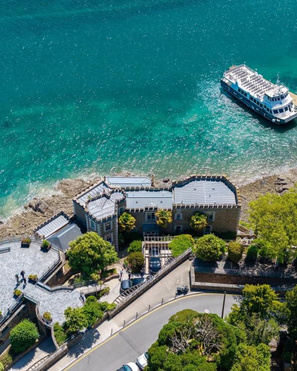 Siroter un cocktail au bar l’Aquiarium de l’hôtel © Le Castelbrac Siroter un cocktail au bar l'Aquiarium de l'hôtel © Le Castelbrac