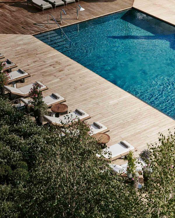 TThe Alpina Gstaad | Piscine extérieure © Alpina