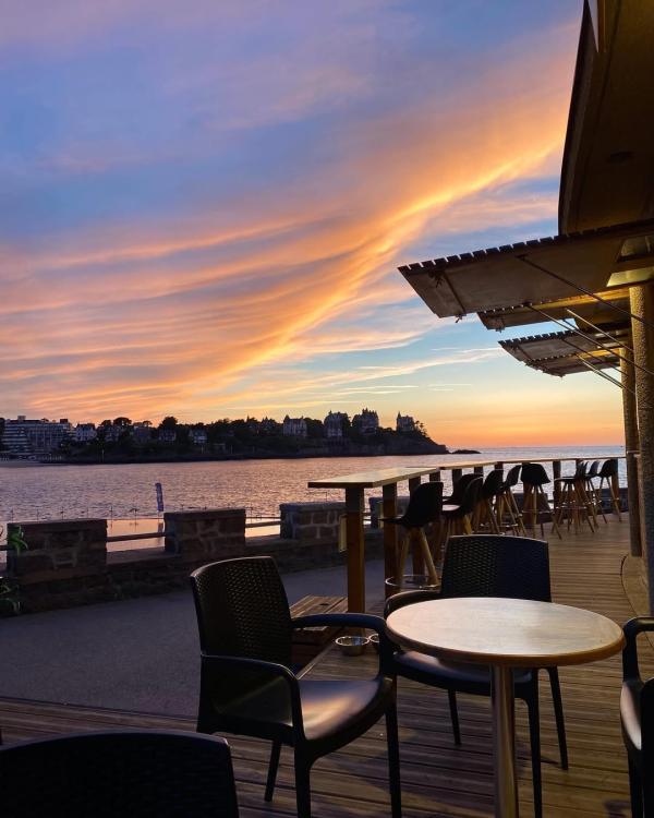 Un apéro qui s’éternise à Dinard au restaurant © Le Sunset Un apéro qui s'éternise à Dinard au restaurant © Le Sunset
