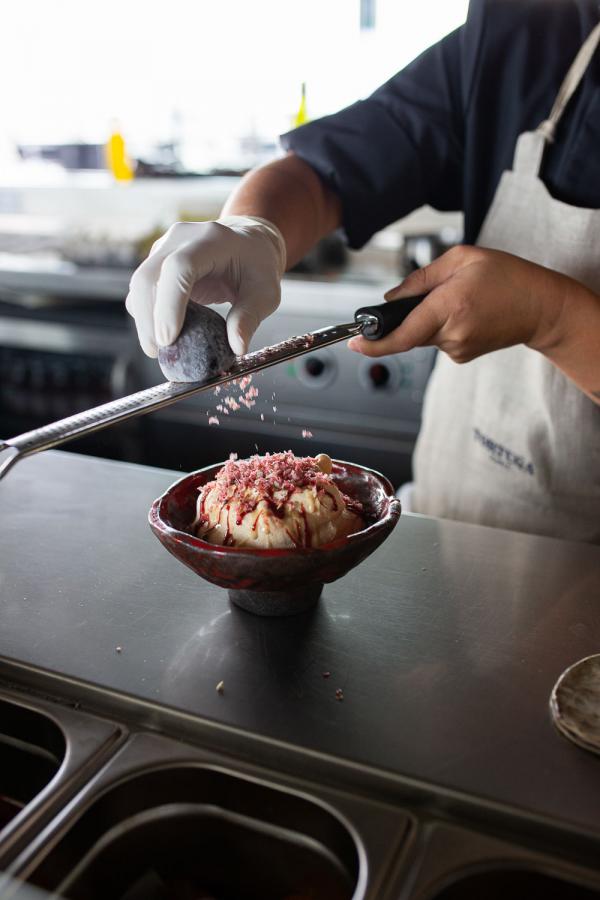 Tortuga | La figue givrée est râpée sur la meringue avant d'être servie © The Social Food