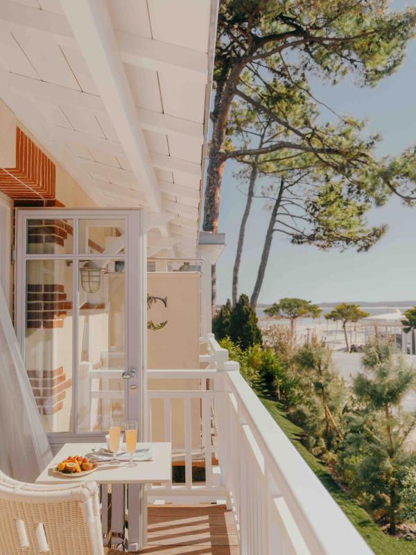 Une chambre Deluxe Village à l'hôtel du Cap-Ferret Villa Colette © Julius Hirtzberger