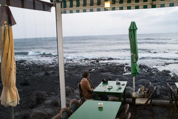 Au restaurant Bogavante à El Golfo. Un endroit idéal pour observer le coucher du soleil... quand le ciel est clair !