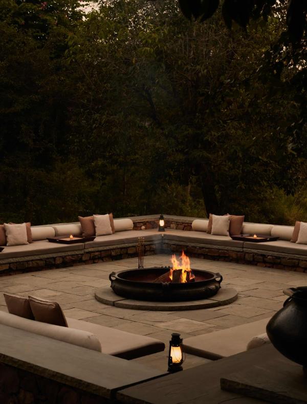 Le brasero en plein air qui surplombe la forêt © Aman