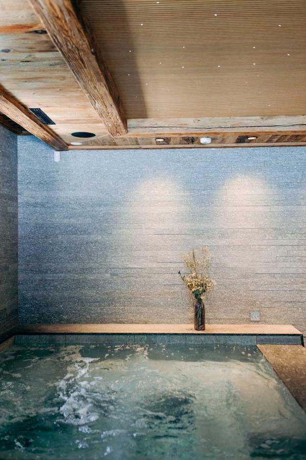 Armacette Hôtel, Chalets & Spa | Jacuzzi © Elise Morgan